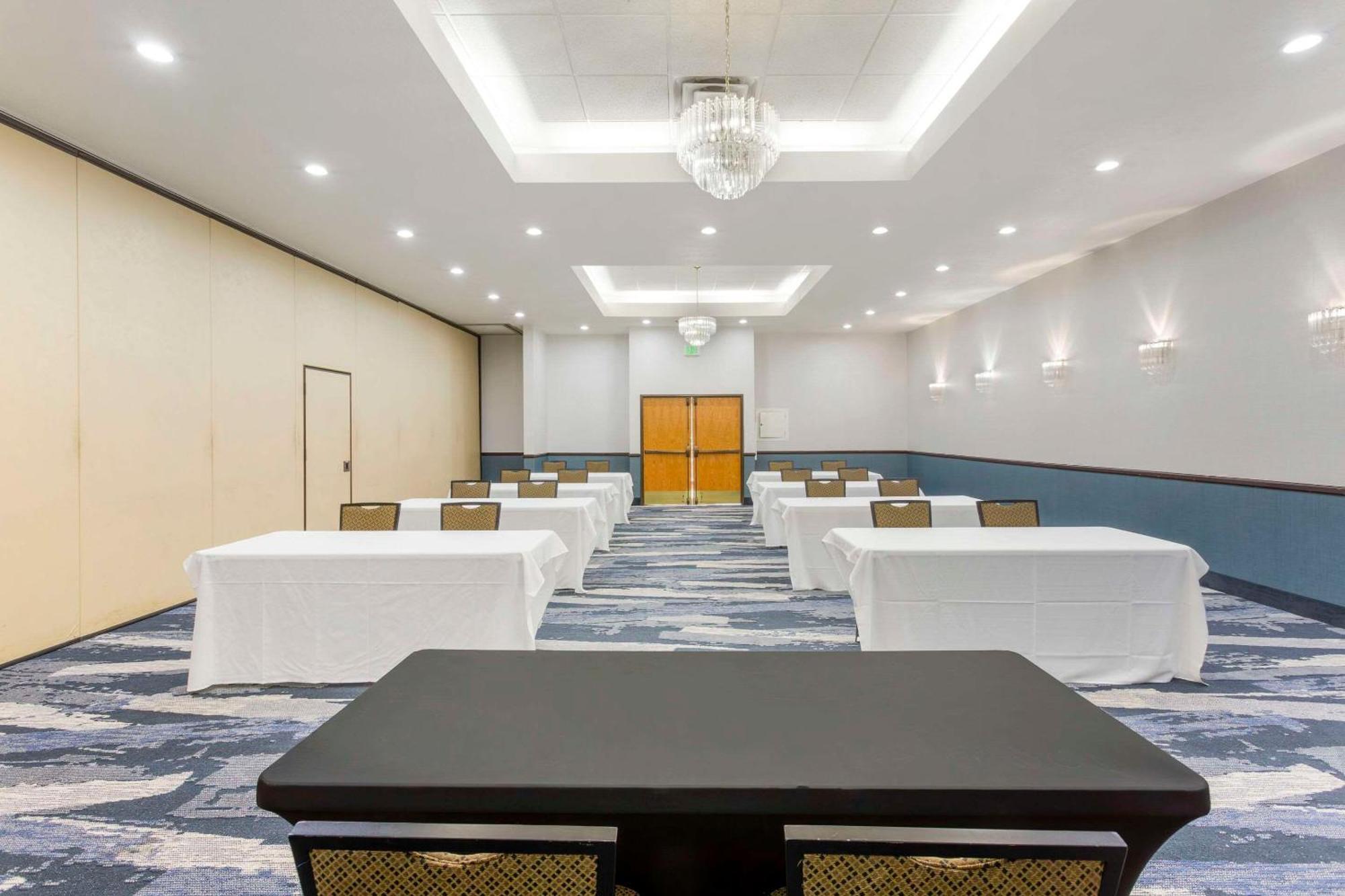 Comfort Suites Ogden Conference Center Экстерьер фото