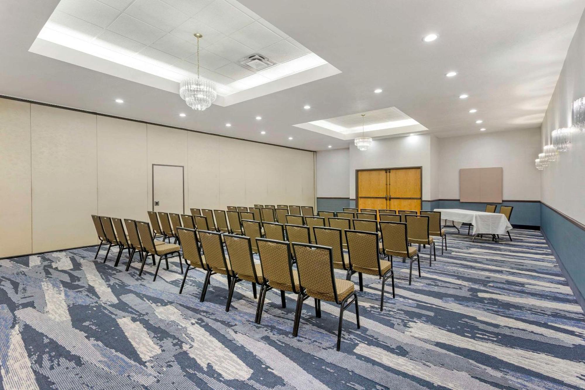 Comfort Suites Ogden Conference Center Экстерьер фото