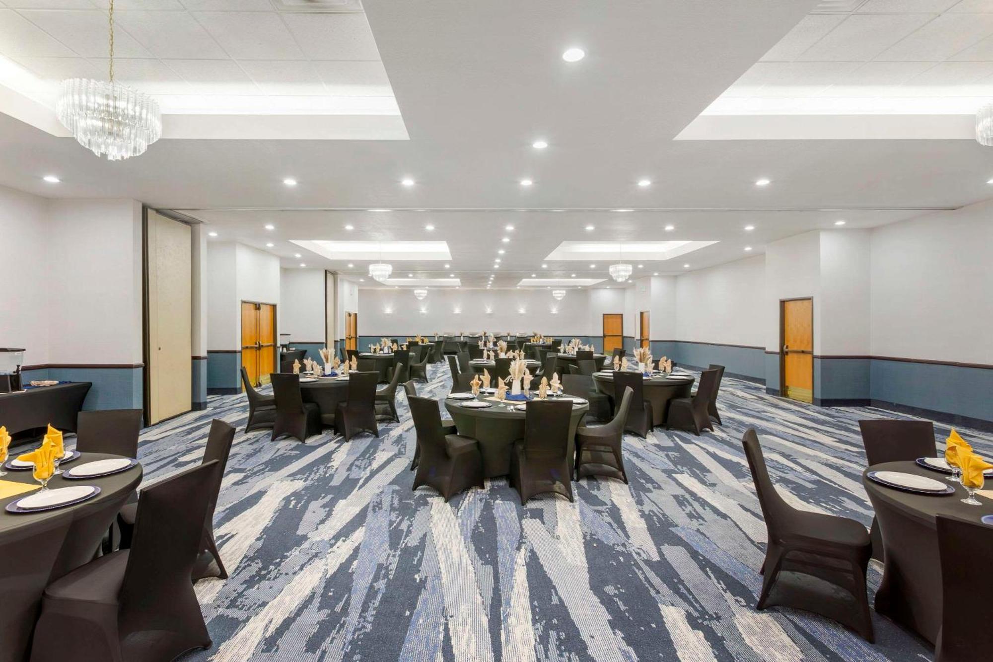 Comfort Suites Ogden Conference Center Экстерьер фото