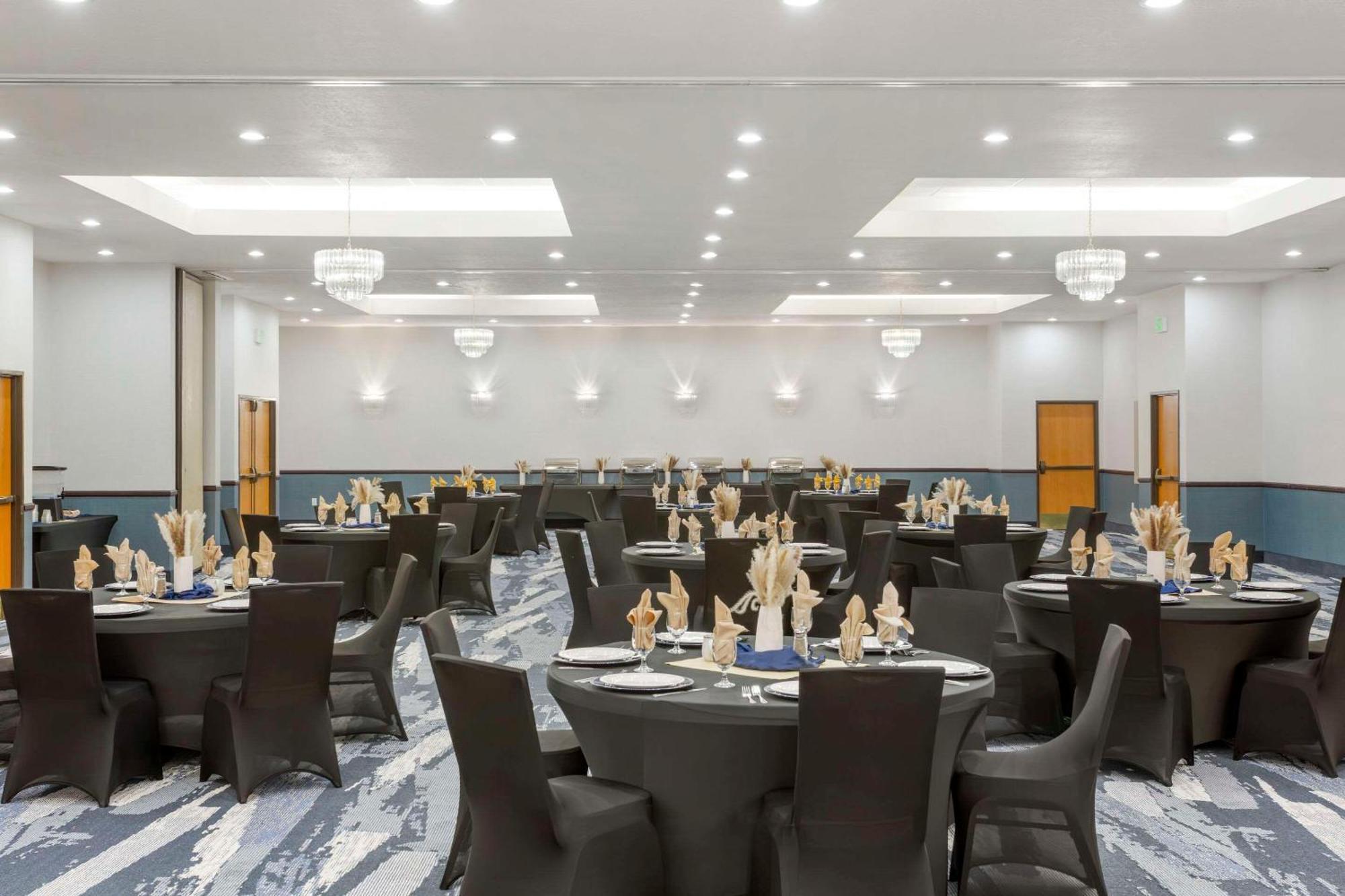 Comfort Suites Ogden Conference Center Экстерьер фото